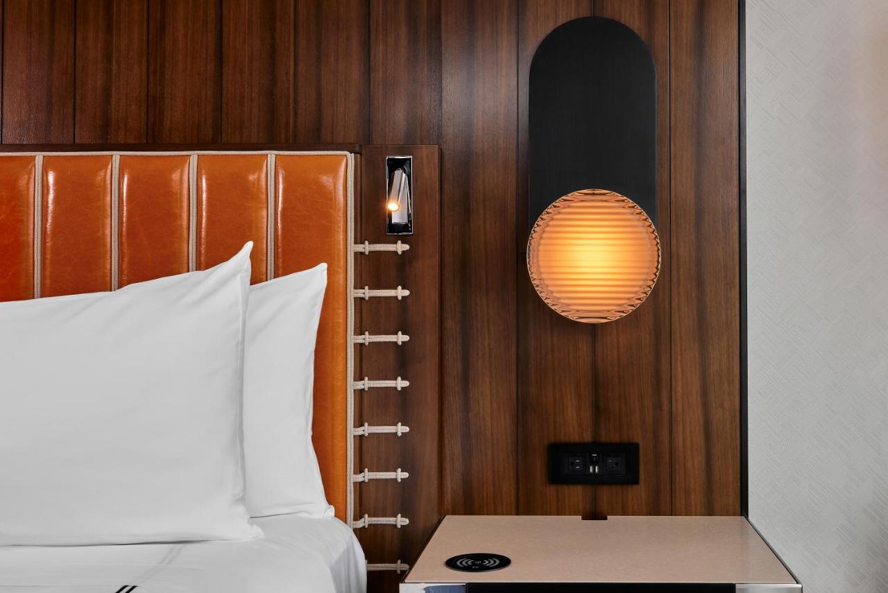 Отель The Godfrey Detroit, Curio Collection By Hilton Экстерьер фото