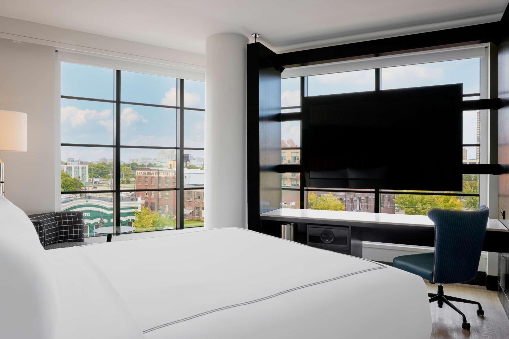 Отель The Godfrey Detroit, Curio Collection By Hilton Экстерьер фото